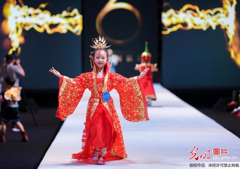 呼和浩特：萌娃闪耀T台