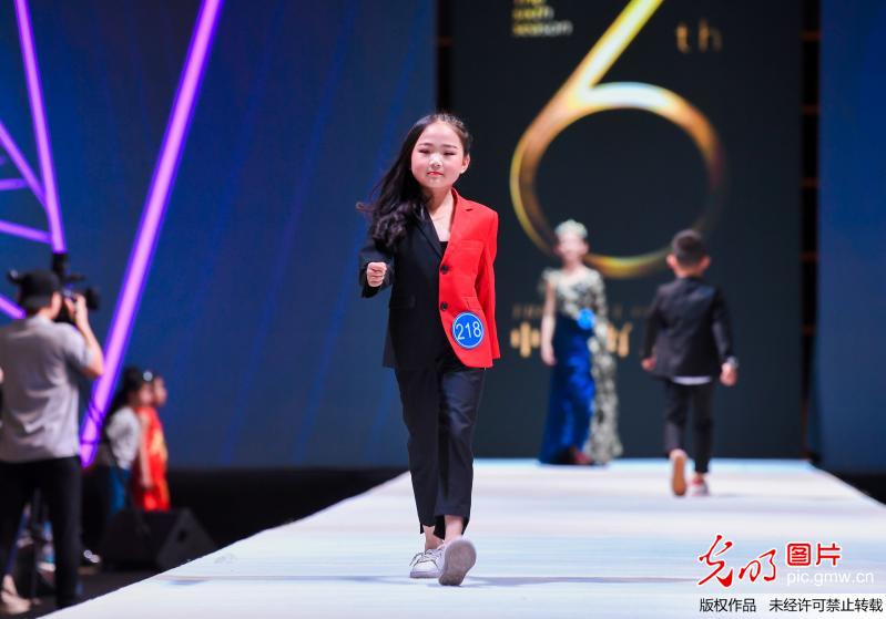 呼和浩特：萌娃闪耀T台