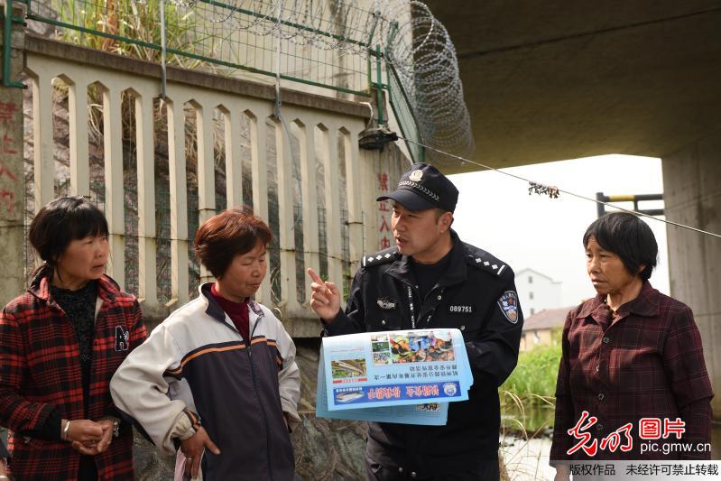 民警铁路沿线开展普法宣传