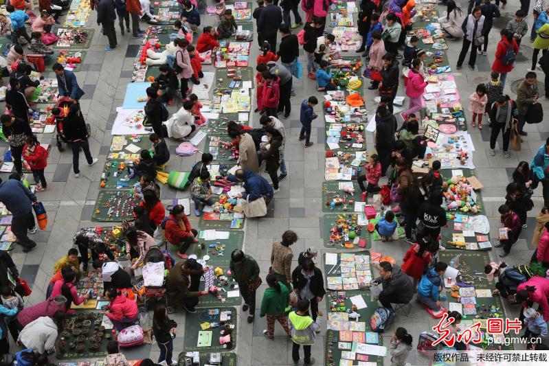 郑州现“萌娃”跳蚤市场