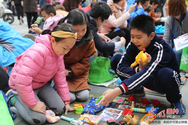 郑州现“萌娃”跳蚤市场