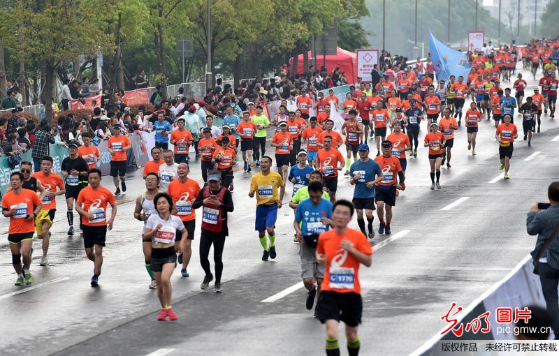 2018扬州半程马拉松3.5万人开跑