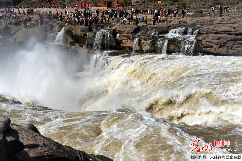 山西吉县：壶口瀑布迎来旅游高峰