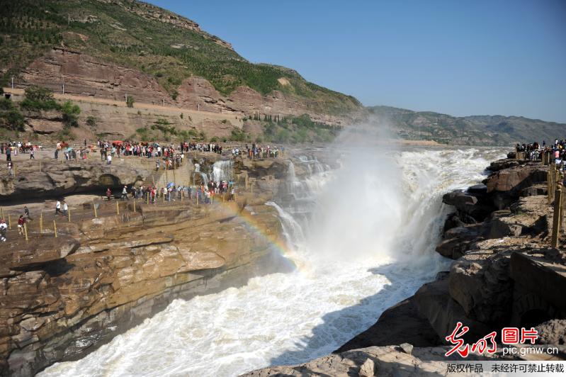 山西吉县：壶口瀑布迎来旅游高峰