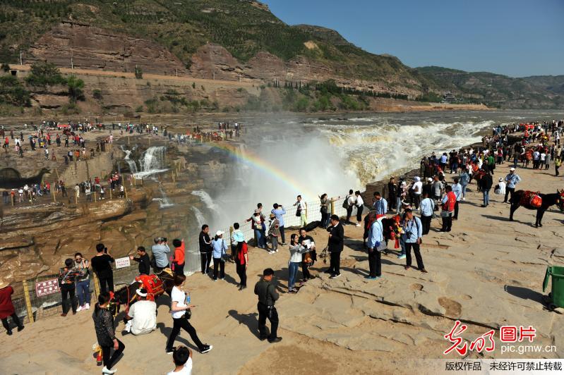 山西吉县：壶口瀑布迎来旅游高峰