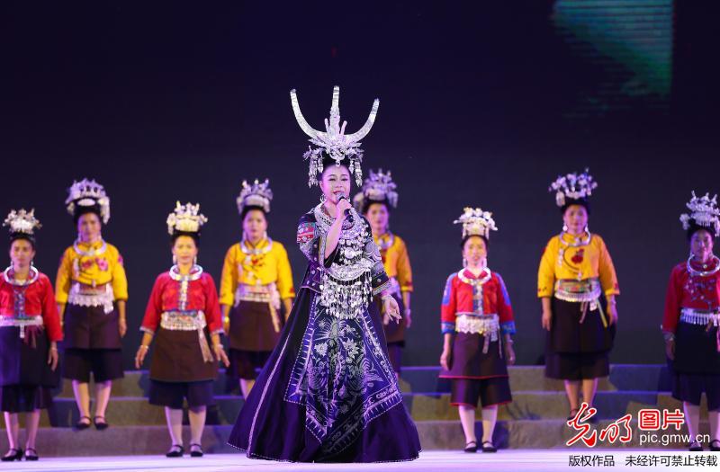 贵州丹寨：非遗文艺展演庆“五一”