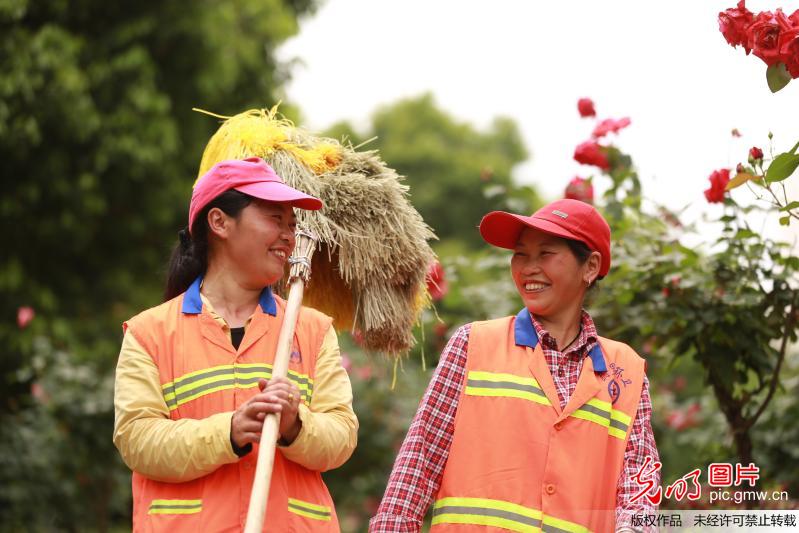 【光明图刊】劳动者的节日坚守