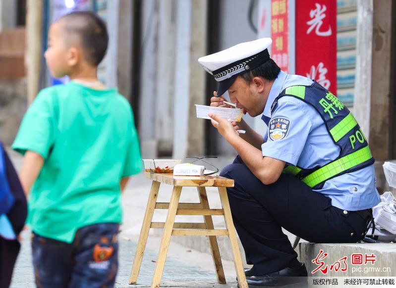 【光明图刊】劳动者的节日坚守