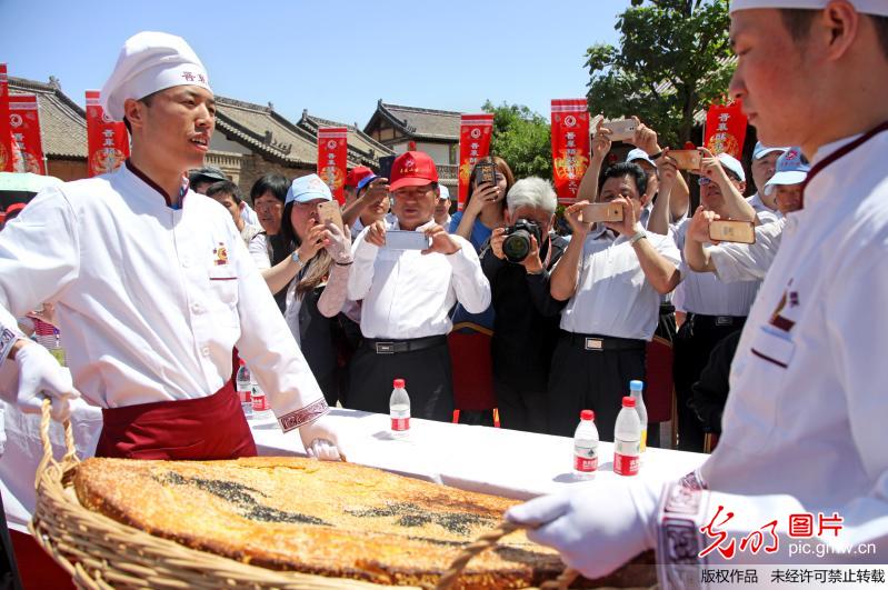 山西襄汾：烧饼大赛展技能