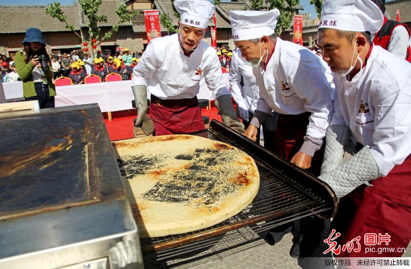 山西襄汾：烧饼大赛展技能