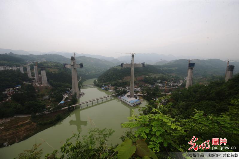 阿蓬江特大桥主跨桥墩塔柱封顶