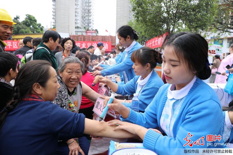 重庆梁平：青年医生义诊进社区