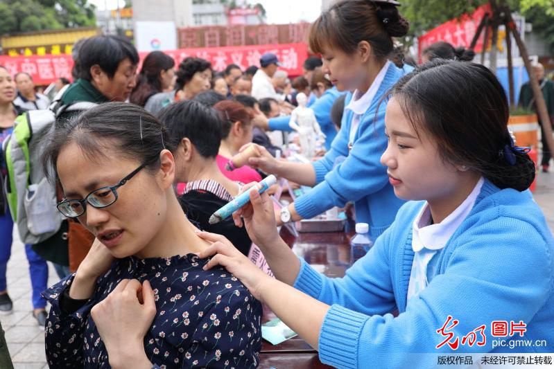 重庆梁平：青年医生义诊进社区