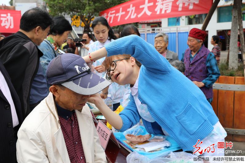 重庆梁平：青年医生义诊进社区