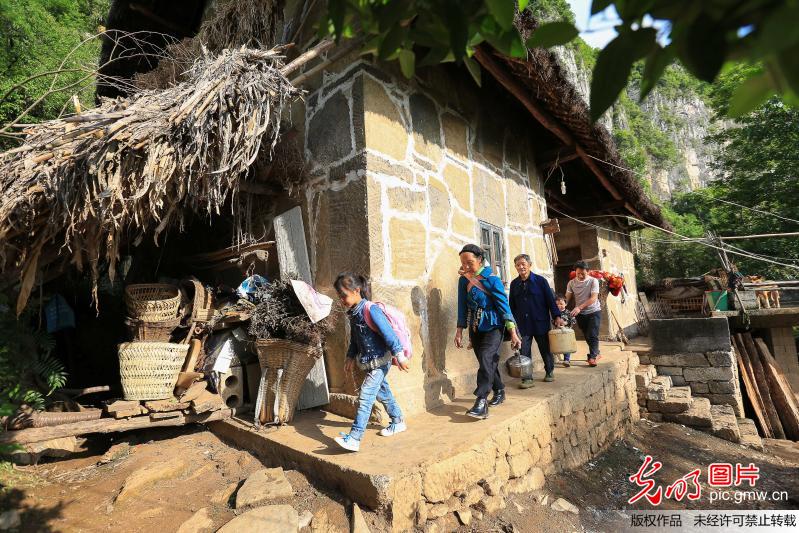 【光明图刊】搬出大山