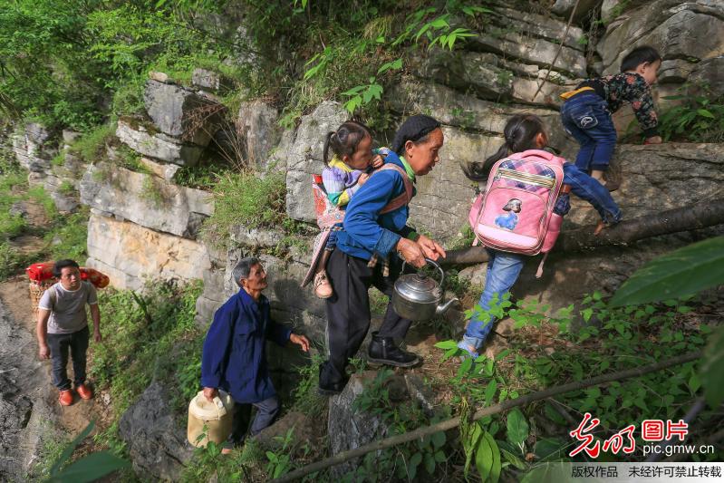 【光明图刊】搬出大山