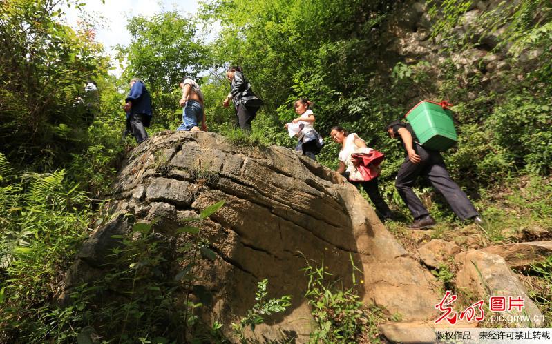 【光明图刊】搬出大山