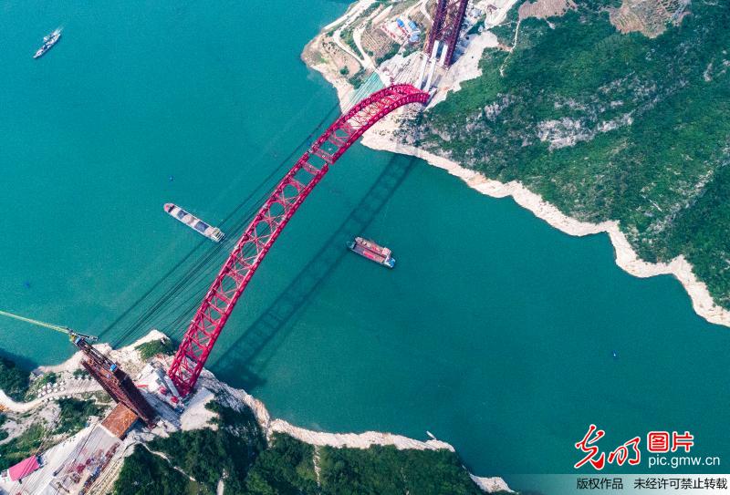 三峡上空“绘彩虹”