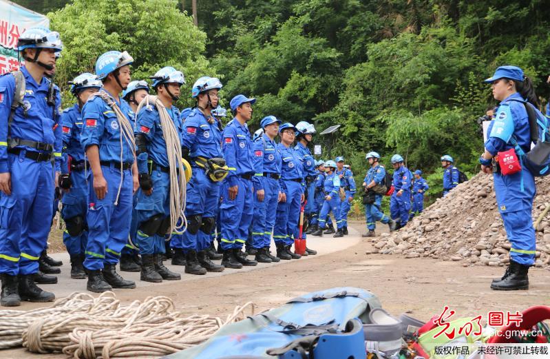 四川蓝天救援模开展综合演练