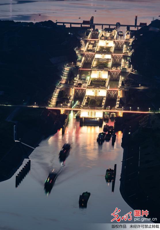 霞映三峡美如画