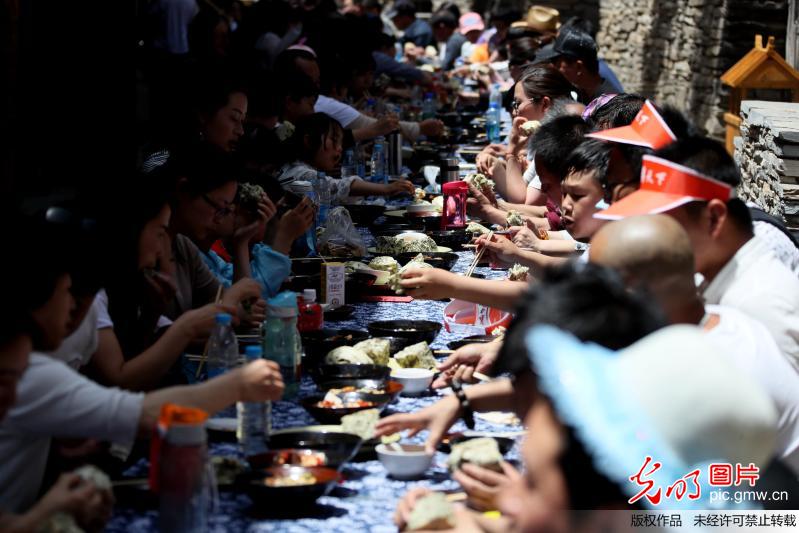 品味长桌宴 感受古寨文化魅力