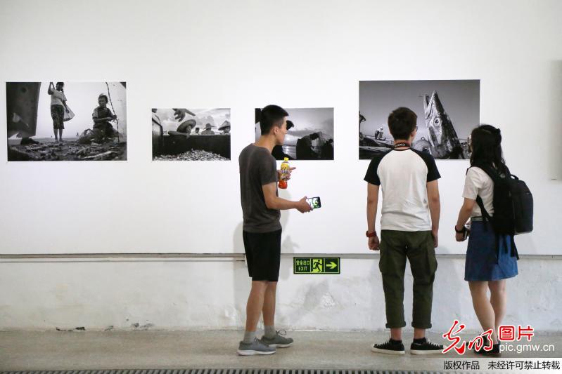 “海在低处”李好摄影展在京举办