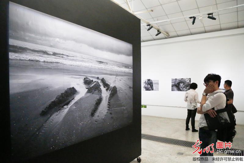 “海在低处”李好摄影展在京举办 “海在低处”李好摄影展在京举办