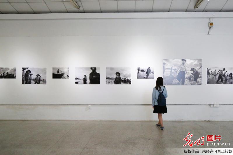 “海在低处”李好摄影展在京举办