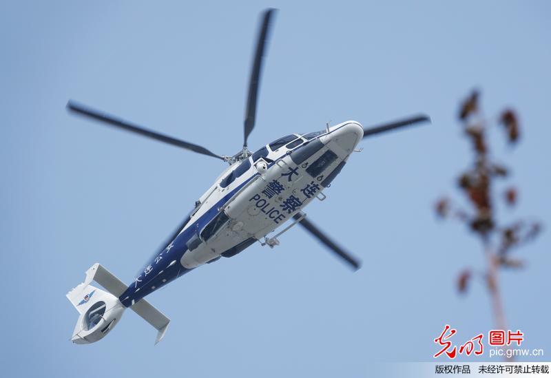 大连国际马拉松赛鸣枪起跑