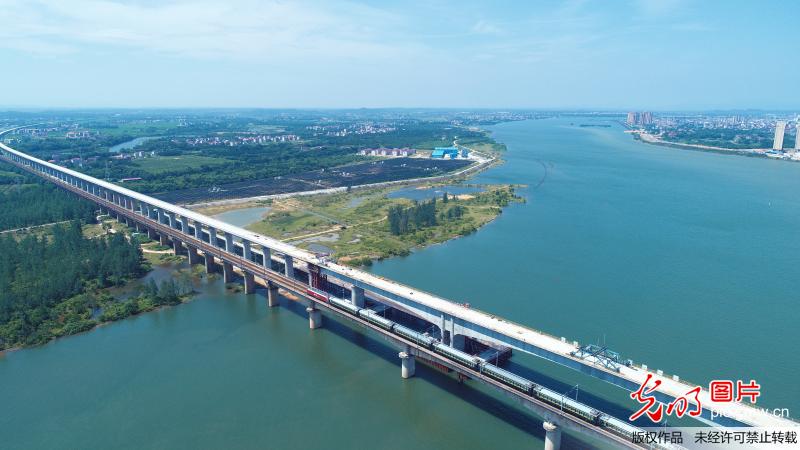 赣高铁泰和赣江特大桥合龙贯通