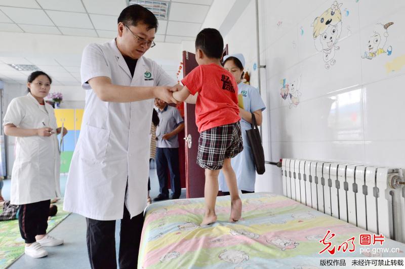 爱心助残 迎接“全国助残日”