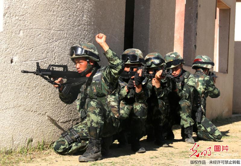 武警特战队员进行极限科目训练