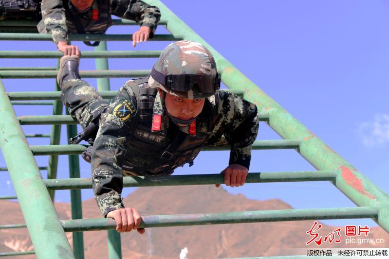 武警特战队员进行极限科目训练