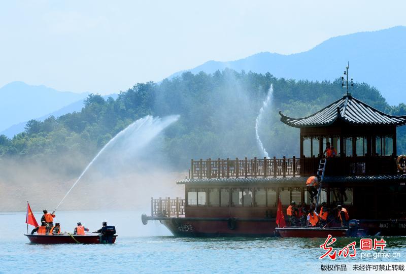 水上救援演练显身手