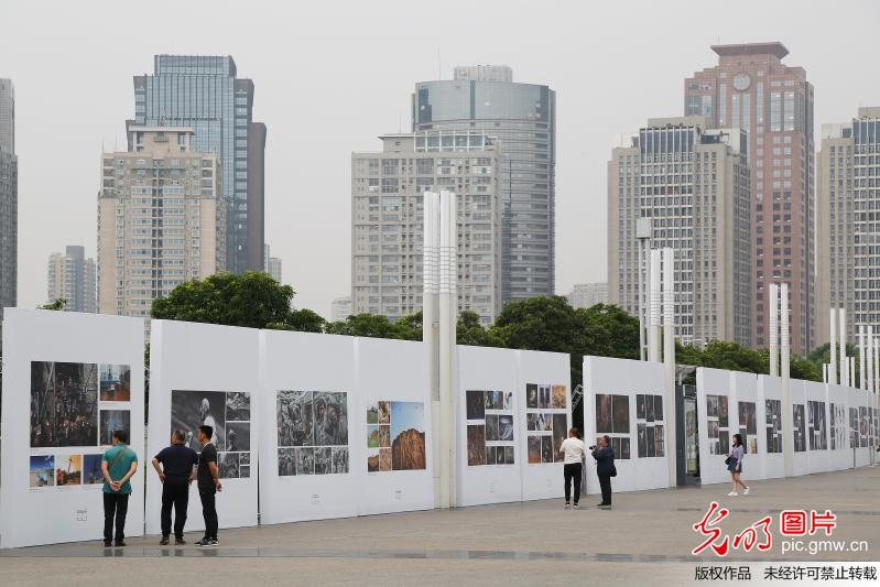 与新时代同行——2018国际摄影节展在郑州举办