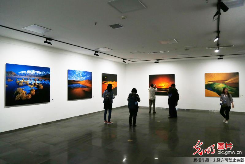 与新时代同行——2018国际摄影节展在郑州举办