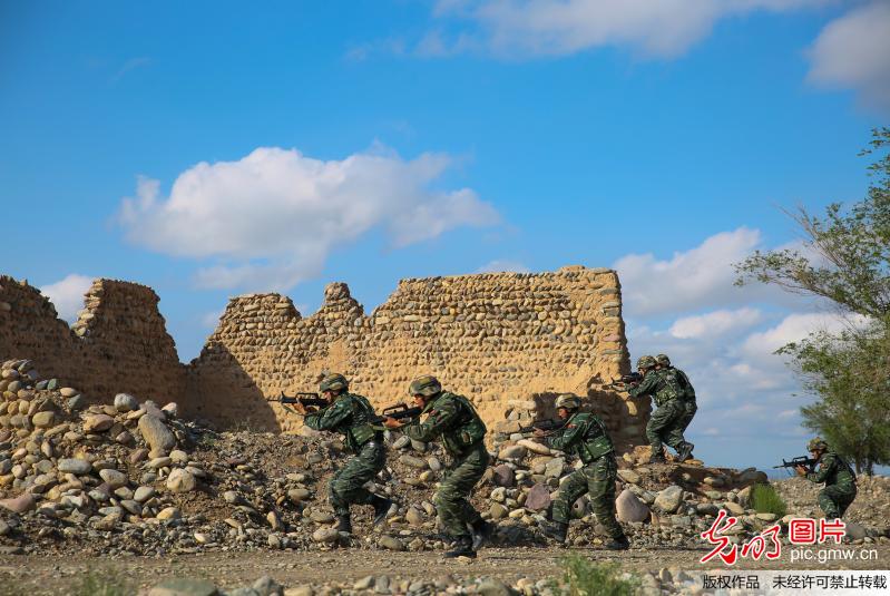 戈壁深处武警官兵上演“火热大片”