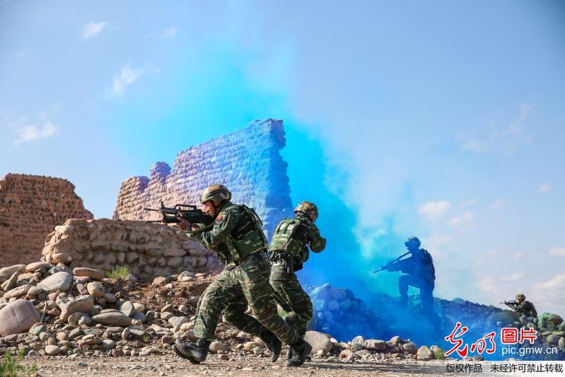 戈壁深处武警官兵上演“火热大片”