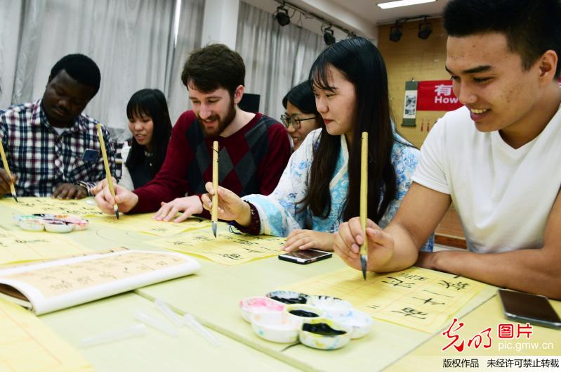 江苏镇江：洋学生体验传统文化