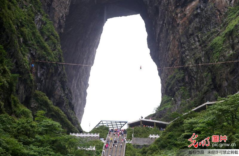 张家界：女子穿高跟鞋走高空扁带
