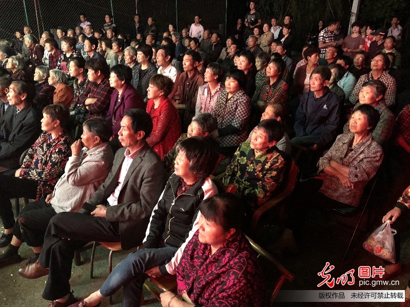 浙江德清：村民自筹资金请戏班丰富村内文化生活