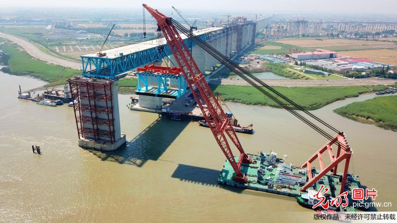 沪通长江大桥首个超千吨大节段钢梁架设成功