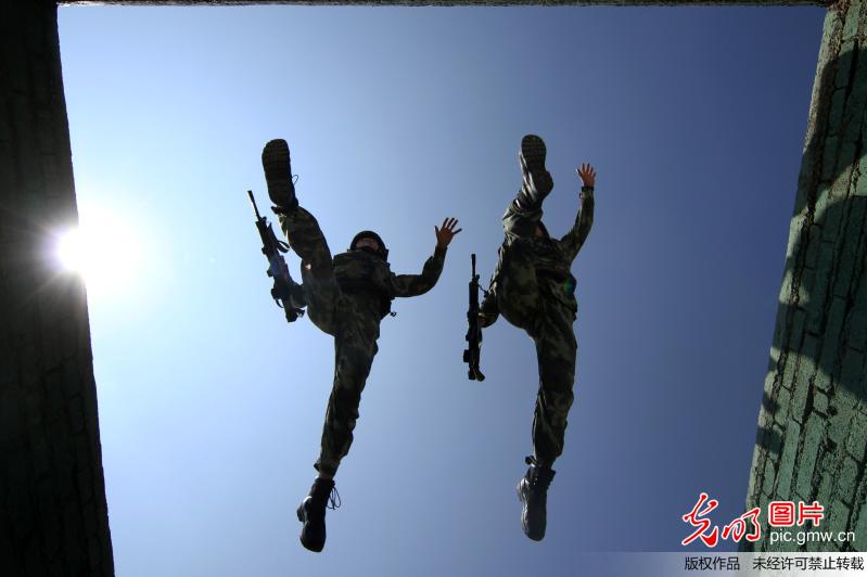 广西：武警侦察兵高温“酷跑”