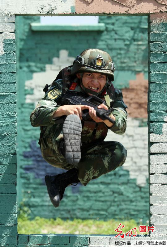 广西：武警侦察兵高温“酷跑”