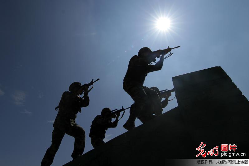 广西：武警侦察兵高温“酷跑”