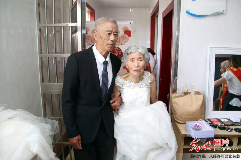江苏百对农村老人免费拍婚纱照