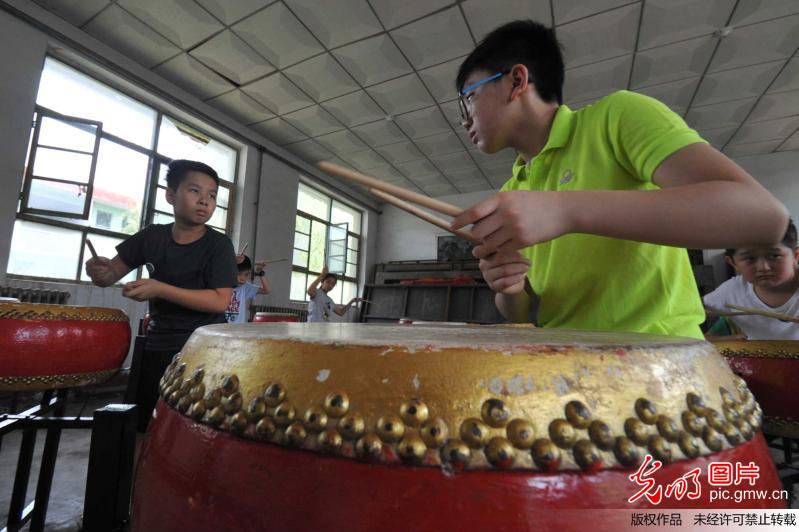 香港小鼓手“鼓乡”探密学鼓艺