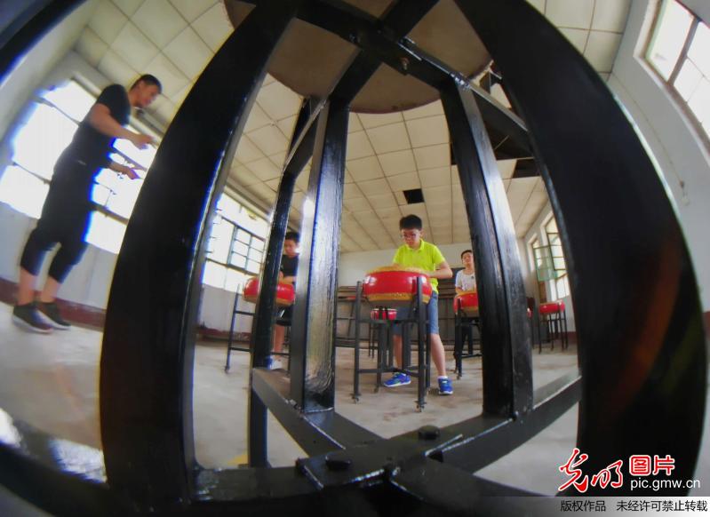 香港小鼓手“鼓乡”探密学鼓艺