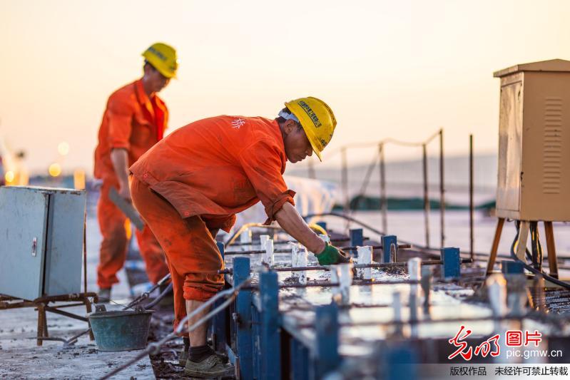 鄱阳湖二桥战高温保工期