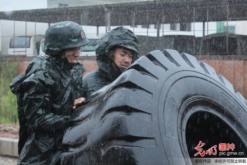 云南武警特战队“魔鬼周”暴雨中酣战